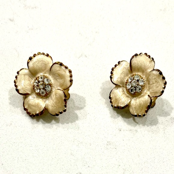 Vintage Gold Tone Poppy Flower w/ Pave Rhinestone Center Clip On Stud Earrings - Picture 8 of 10
